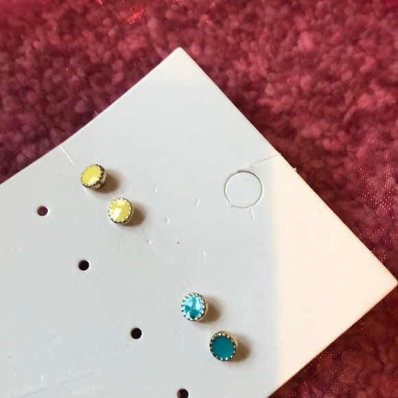 H&M Stud Earrings - Picture 2 of 3